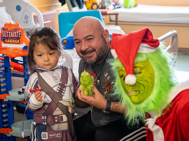 grinch-and-girl-and-dad
