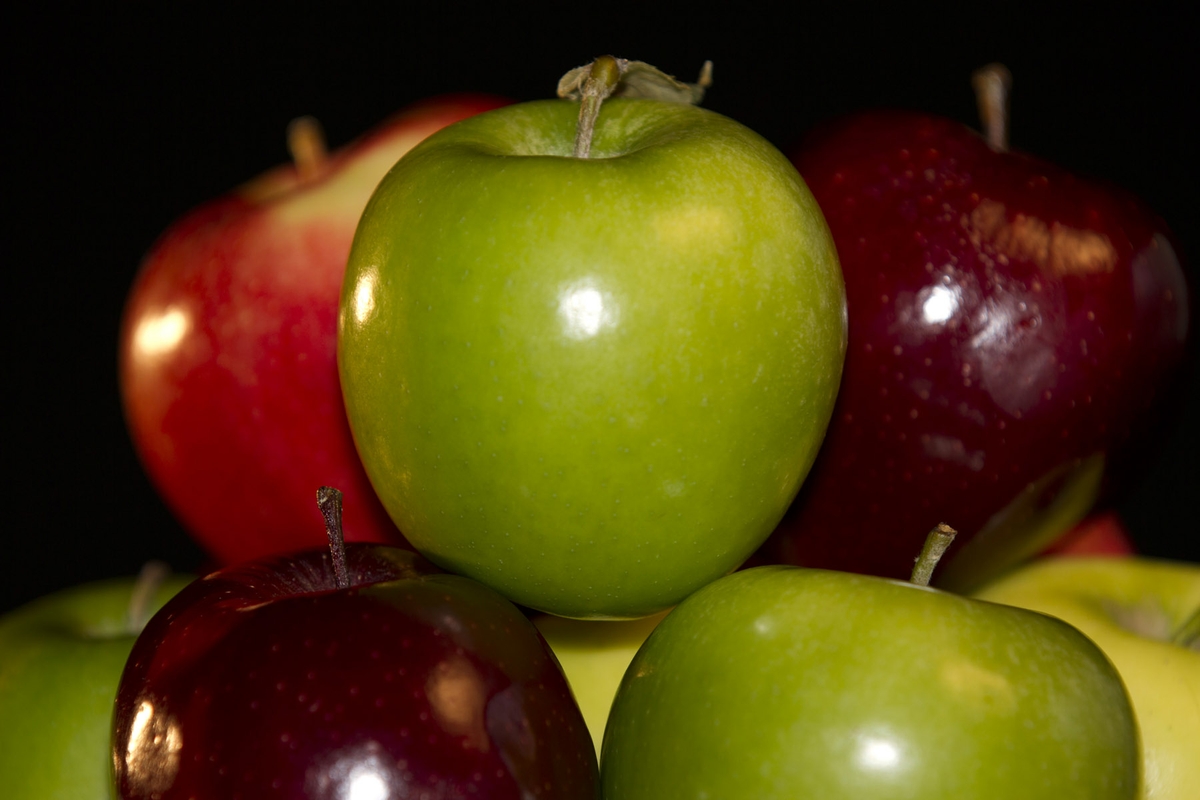 Apples - 4 types closeup