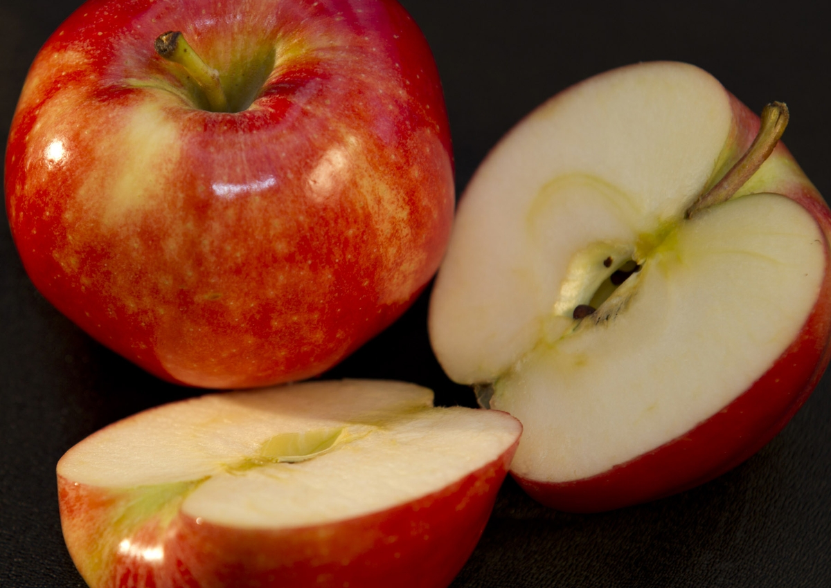 Apple - Gala, whole with sliced, red