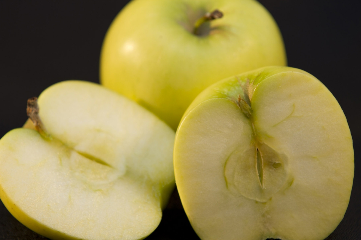 Apple - Golden Delicious, whole and half close up