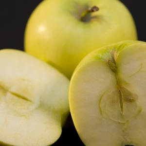 Apple - Golden Delicious, whole and half close up