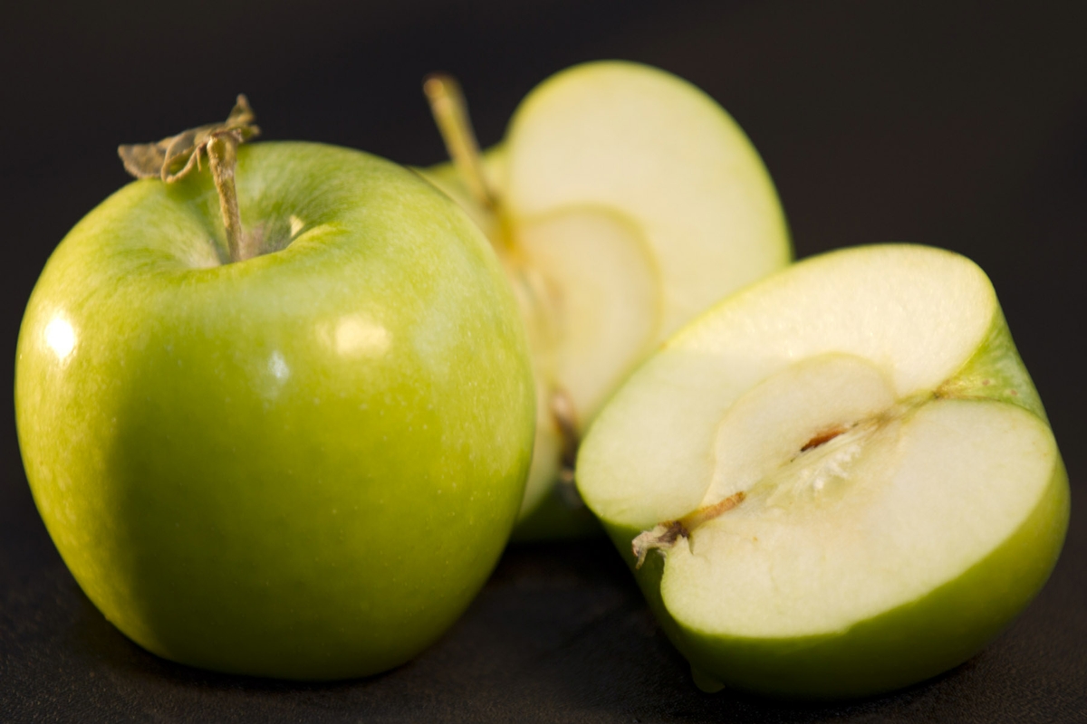 Apple - Granny Smith whole with half close up