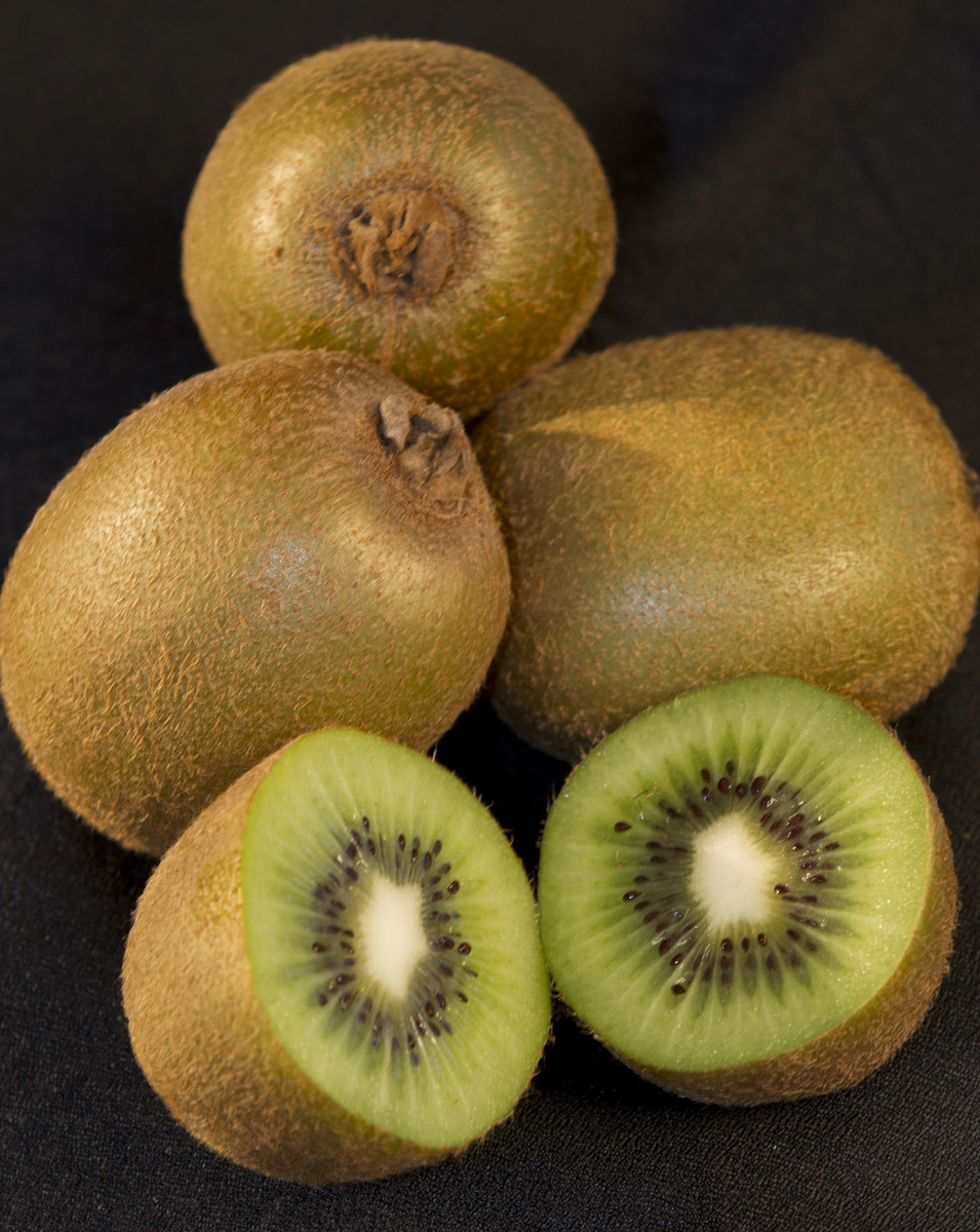 Kiwi - whole and half