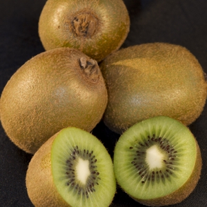 Kiwi - whole and half