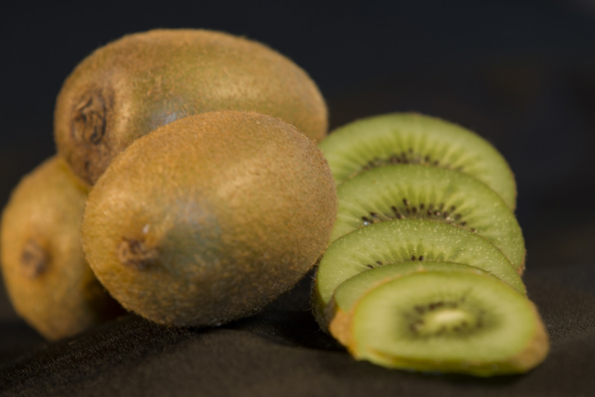 Kiwi - whole with slices