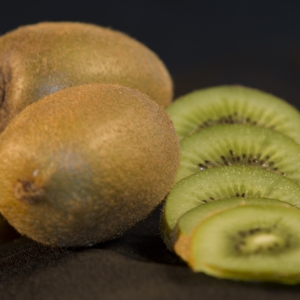 Kiwi - whole with slices