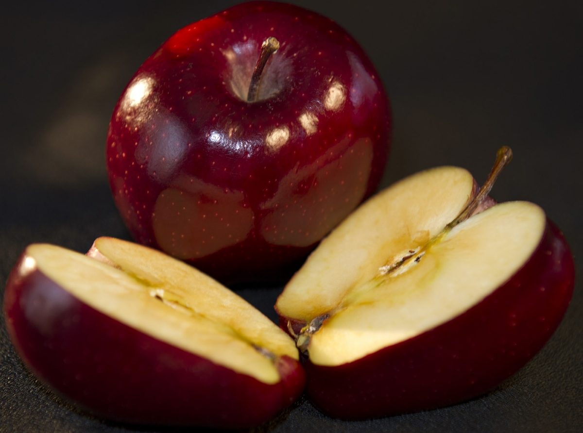Apple - Red Delicious whole with half