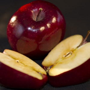 Apple - Red Delicious whole with half