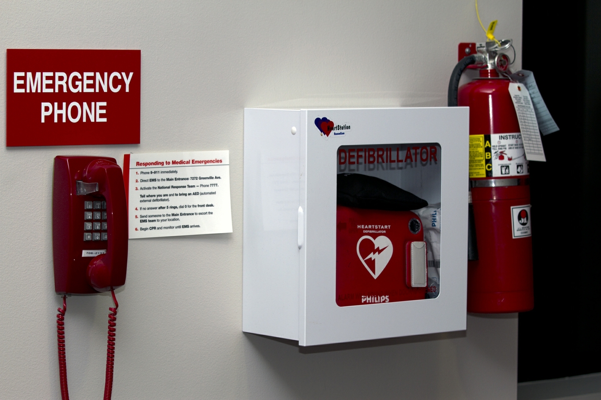 AED - Wall Mounted with emergency phone Horizontal