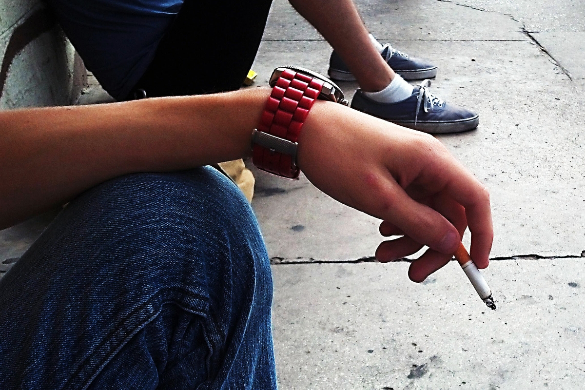 cigarette holding Photo | Hand holding cigarette