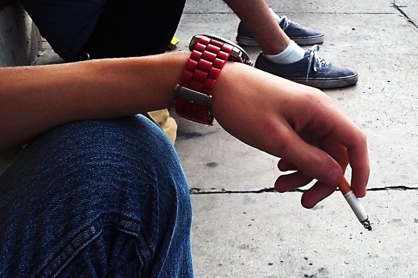 Photo | Hand holding cigarette