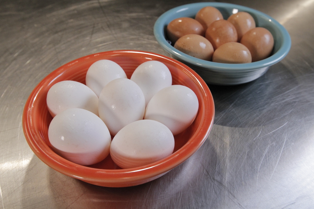 Eggs (white/brown) in bowls