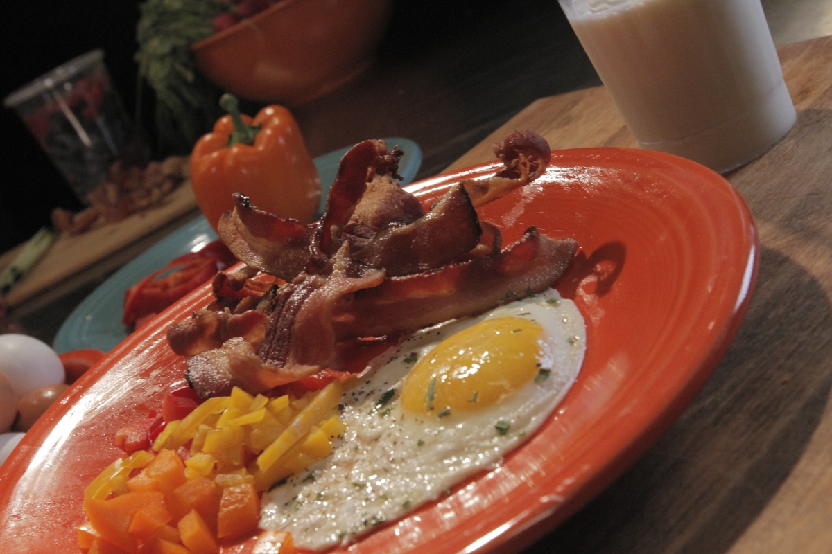 Breakfast plate with bell peppers