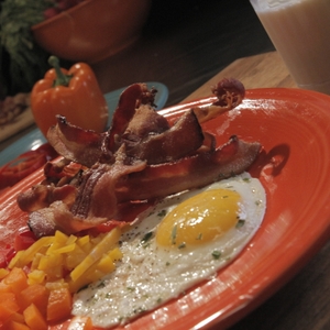 Breakfast plate with bell peppers