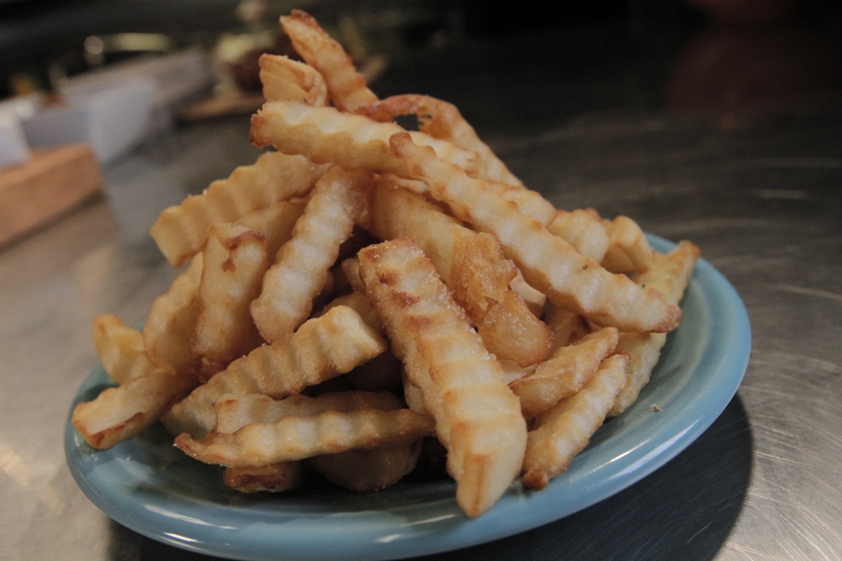 Fries (crinkle cut) on a plate
