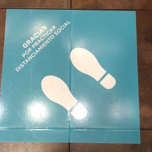 Social distancing sign in Spanish