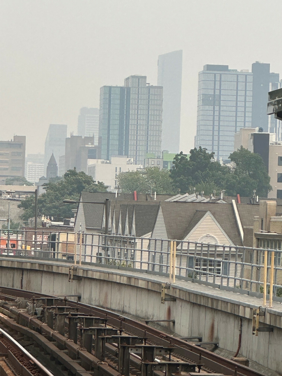 Wildfire smoky haze over Philadelphia