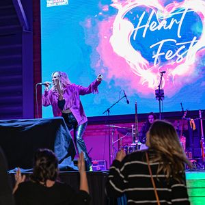 Armstead perfoming at the 2022 Heart of Collin County Heart Fest