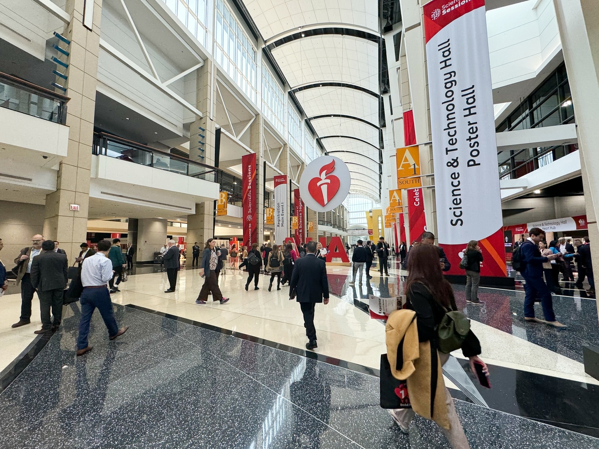 SS24 Attendees walking