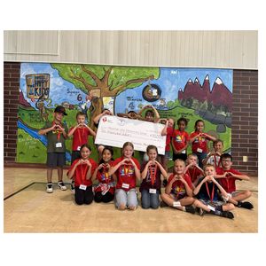 Mountain View Elementary School students  with award check