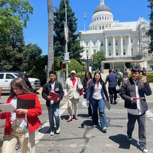 El gobernador de California firma leyes que refuerzan la aplicación de la ley sobre tabaco saborizado y exigen planes de respuesta a emergencias cardíacas en las escuelas 