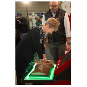 Volunteer learns Hands-Only CPR