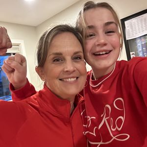 WA Teen of Impact 2024 winner Mili and mom wear red