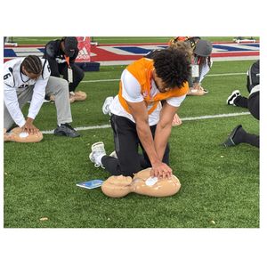 Los jugadores del Senior Bowl aprenden RCP y se unen al movimiento Nation of Lifesavers