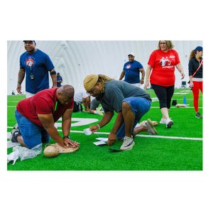 Los Texans suman personas para salvar vidas a la cadena de supervivencia en Houston 