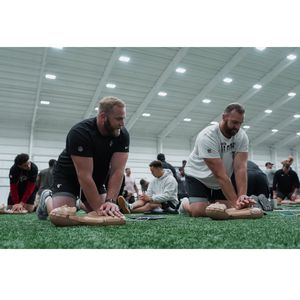 Los Falcons de la NFL celebran la Semana de la RCP con entrenamiento en RCP solo con las manos y DEA