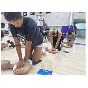 Los equipos de baloncesto masculino y femenino de la Texas Christian University se unen a los Héroes salvando corazones con RCP