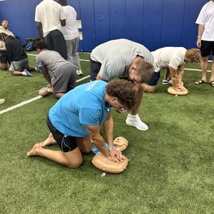 Los equipos masculinos de baloncesto y fútbol de la Universidad Duke aprenden cómo salvar una vida con la RCP