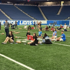 Cientos de personas aprenden habilidades de RCP en Ford Field