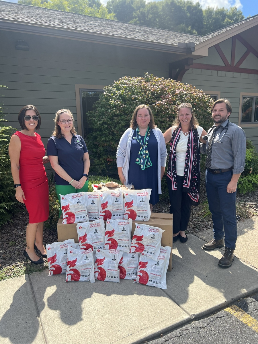 Zástupci American Heart Association (American Heart Association) a FamilyCare Medical Group, PC, prezentují tréninkové soupravy CPR Anytime® pro dívčí skauty Nypenn Pathways Girl