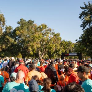 Miles de personas se unen en Sacramento para crear una comunidad de salvadores de vidas