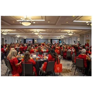 2025 Austin Vestido Rojo celebra la cultura hispana y lleva un mensaje de salud a cientos de mujeres locales