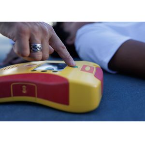 Lay rescuer using AED