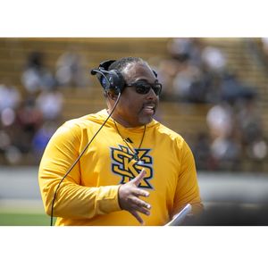 Jerry Mack de la Universidad Estatal de Kennesaw fue nombrado Entrenador Revelación Paul “Bear” Bryant del Año