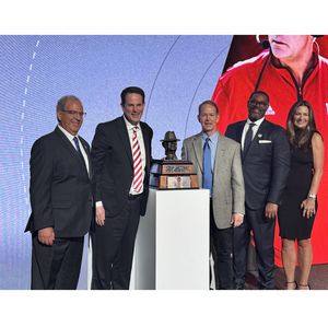 Curt Cignetti recibió el premio Entrenador del año Paul “Bear” Bryant 2025