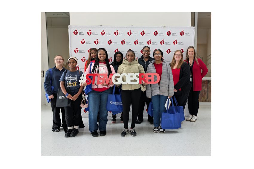 Image for Las niñas de escuelas secundarias del área de Búfalo exploran carreras en los campos de STEM en el Día Nacional de Vestir de Rojo®