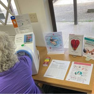 Las bibliotecas rurales de California se convierten en centros de control de la presión arterial