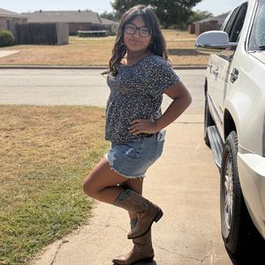Anabel Valencia standing