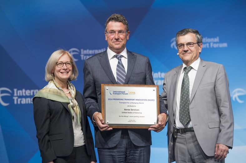 Haye Mensonides receiving the 2014 Promising Innovation in Transport Award