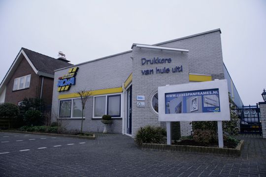 2. Het pand van Rowa Druk & Media in Breezand
