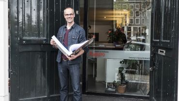 Ivo Sikkema met boek geprint op Xerox Versant 2100 Ivo Sikkema met boek geprint op Xerox Versant 2100