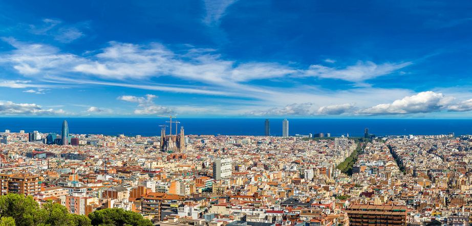 skyline-barcelona-via-vespa